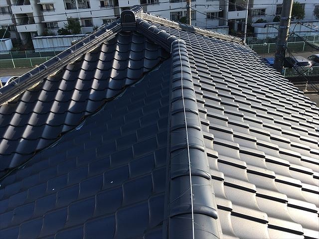 羽島市で瓦屋根の庇の点検と鳥害対策、鳥の糞で真っ白になっていた